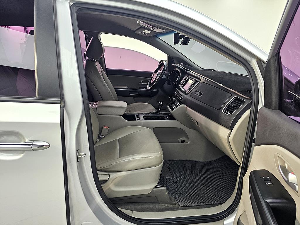 KIA Carnival - Vista 11