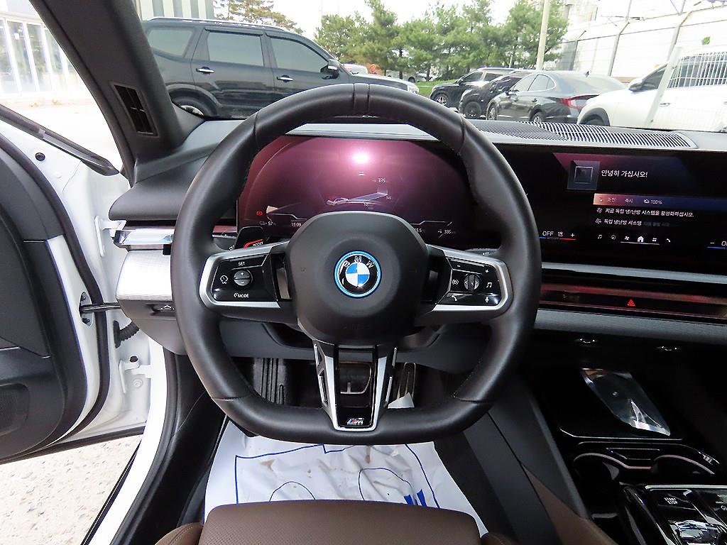 BMW i5 - Vista 8