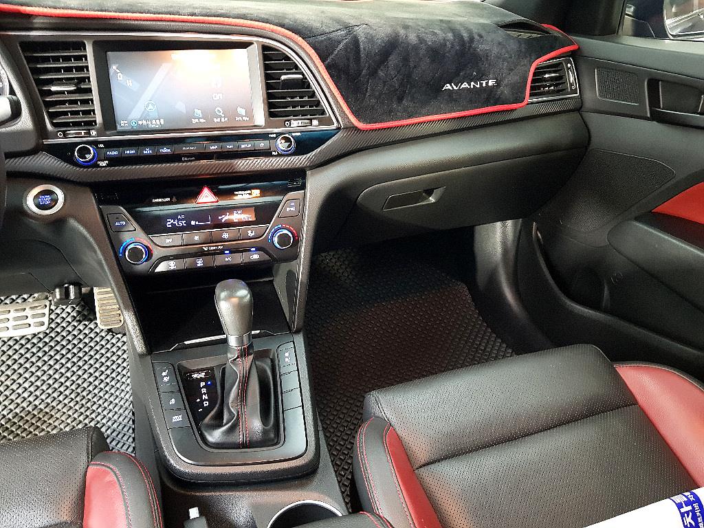HYUNDAI Avante - Vista 10