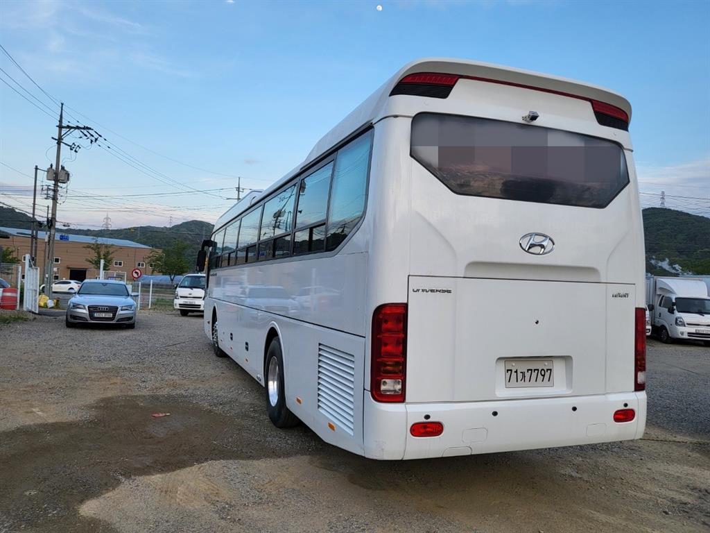 medium and large bus Medium-sized Hyundai Bus - Vista 5