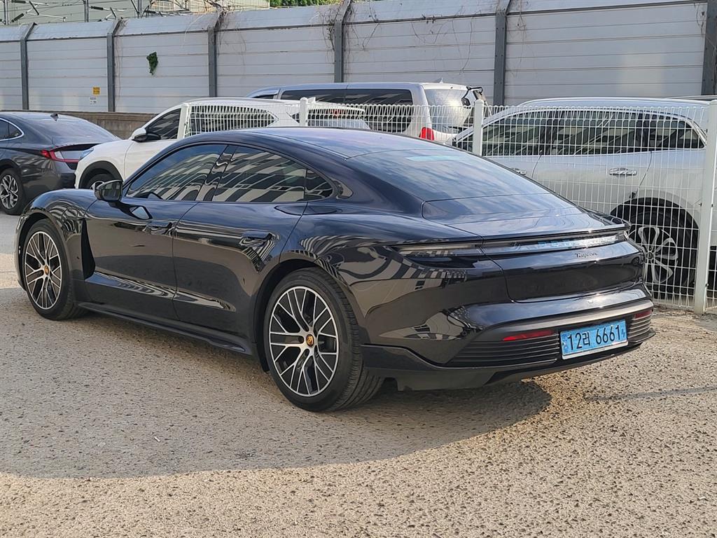 Porsche Taycan - Vista 3