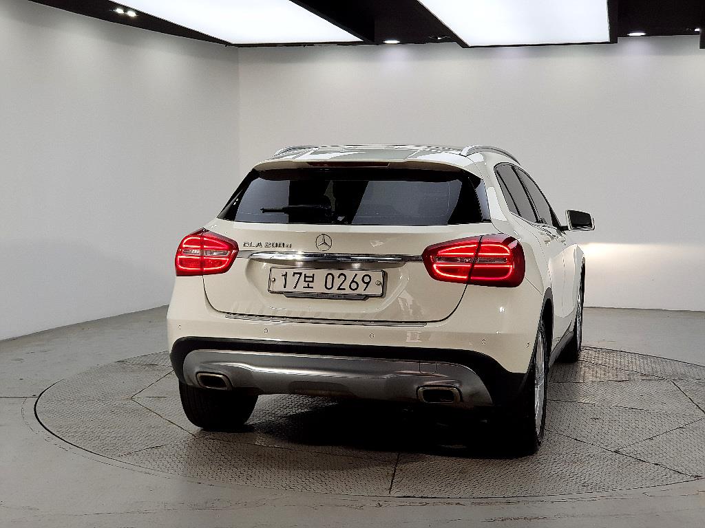 Mercedes Benz GLA Class - Vista 3