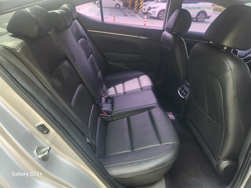 HYUNDAI Avante - Vista 10
