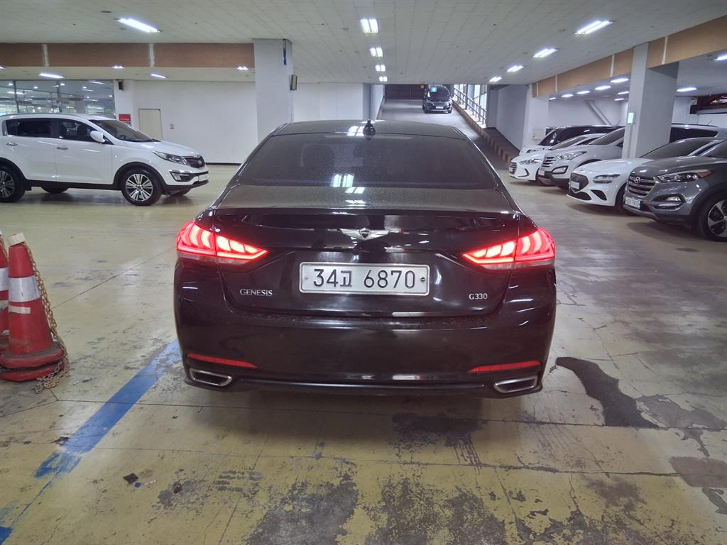 HYUNDAI Genesis - Vista 4