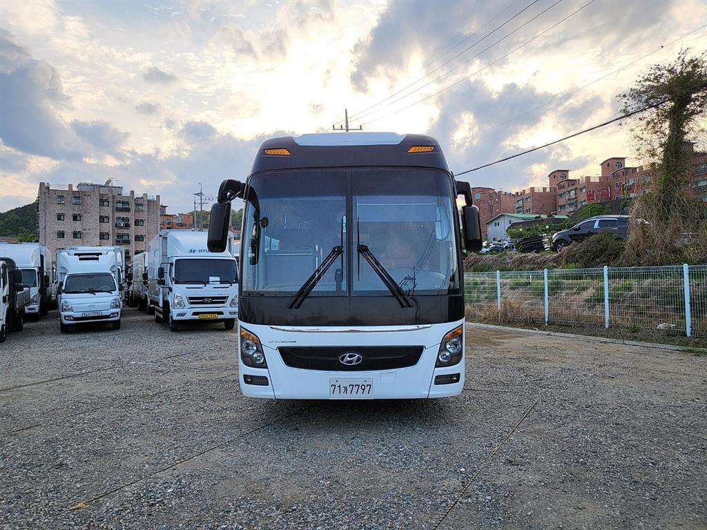 medium and large bus Medium-sized Hyundai Bus - Vista 3