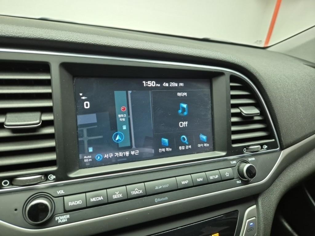HYUNDAI Avante - Vista 10