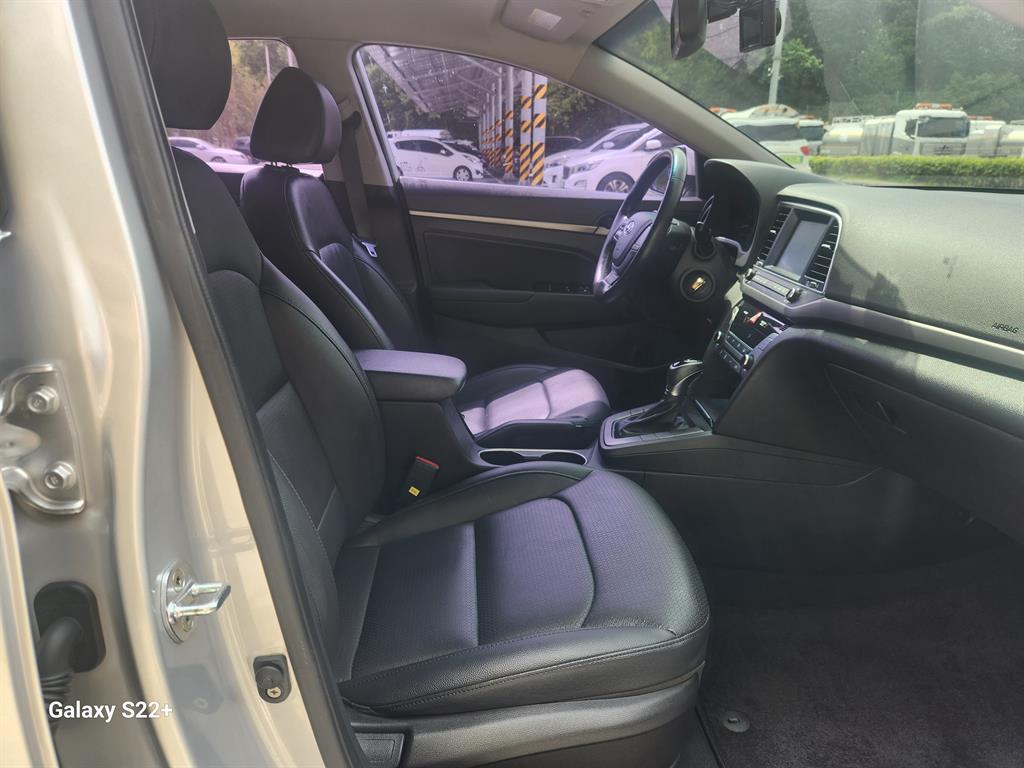 HYUNDAI Avante - Vista 9