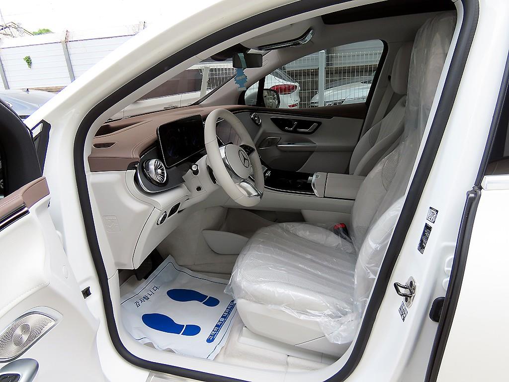 Mercedes Benz EQE - Vista 5
