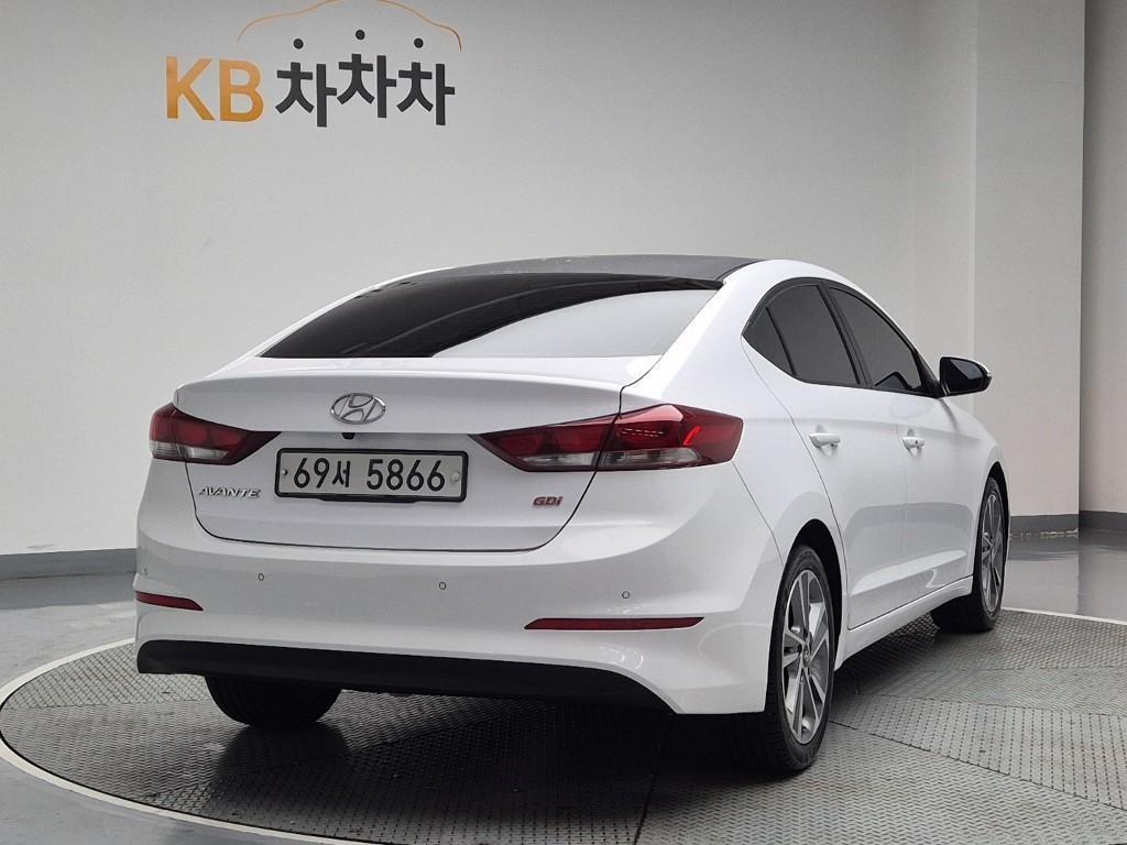 HYUNDAI Avante - Vista 3