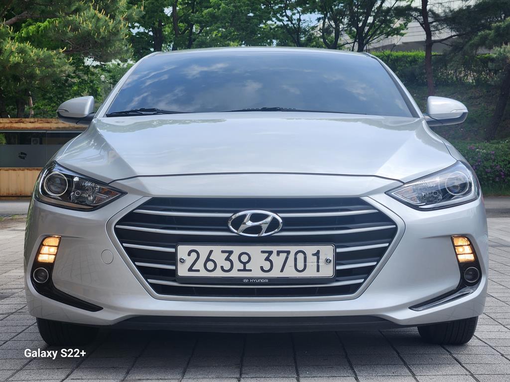 HYUNDAI Avante - Vista 3