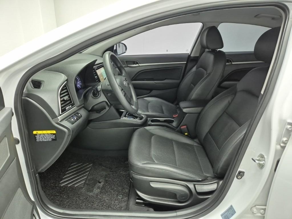 HYUNDAI Avante - Vista 11