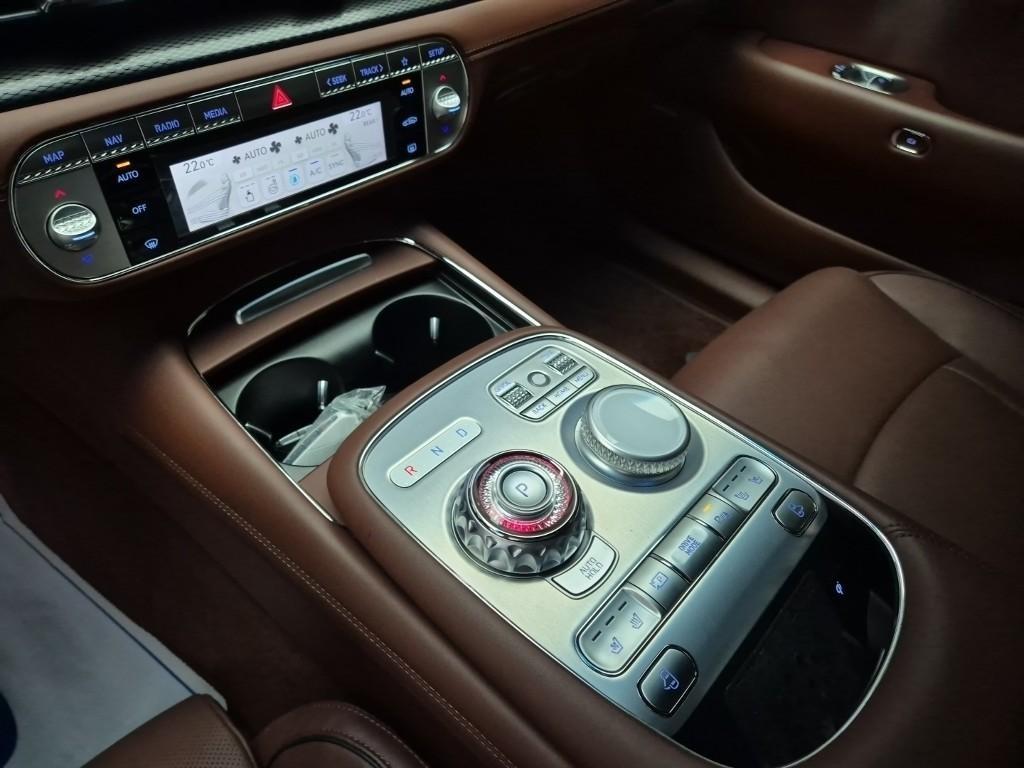 Genesis G90 - Vista 8
