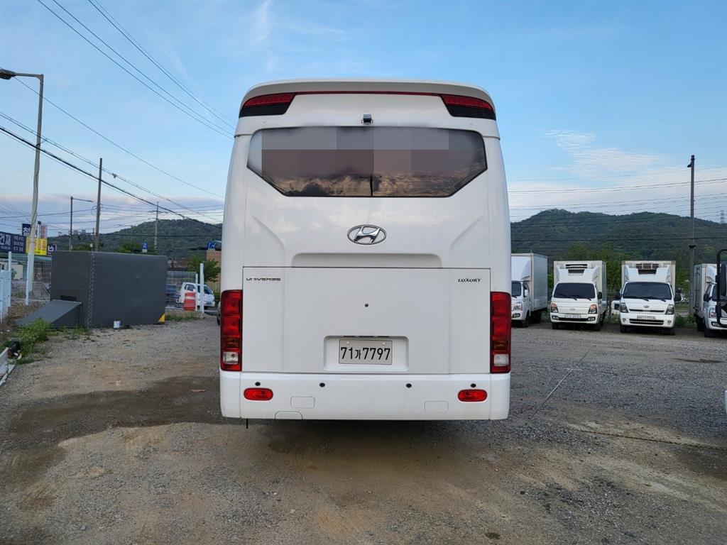 medium and large bus Medium-sized Hyundai Bus - Vista 4