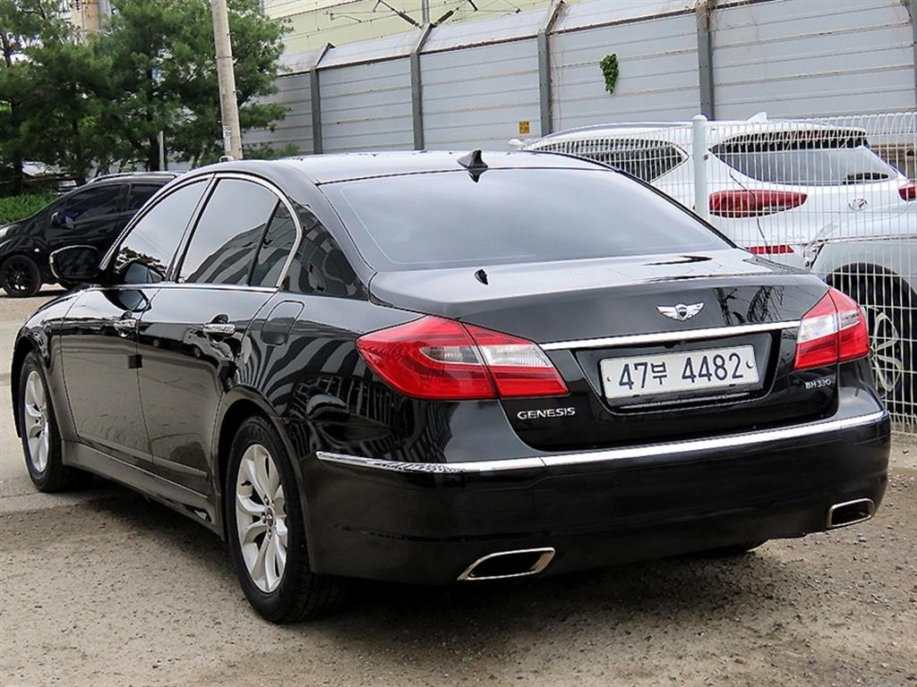 HYUNDAI Genesis - Vista 3