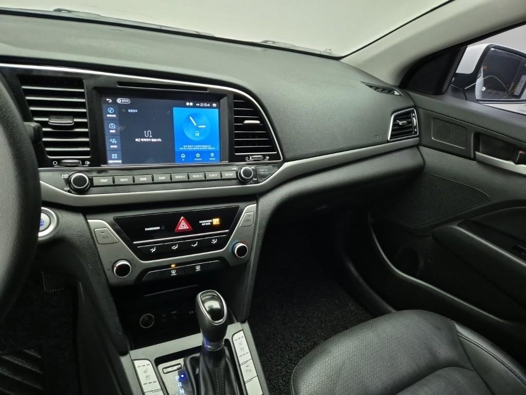 HYUNDAI Avante - Vista 10