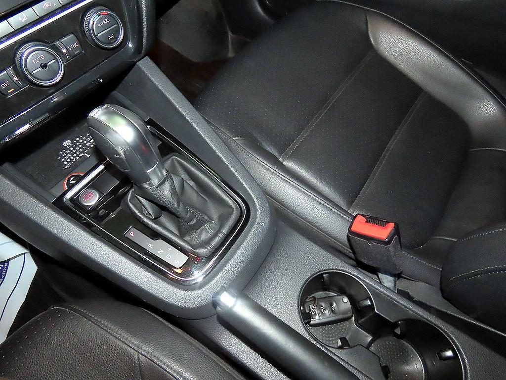 Volkswagen Jetta - Vista 12