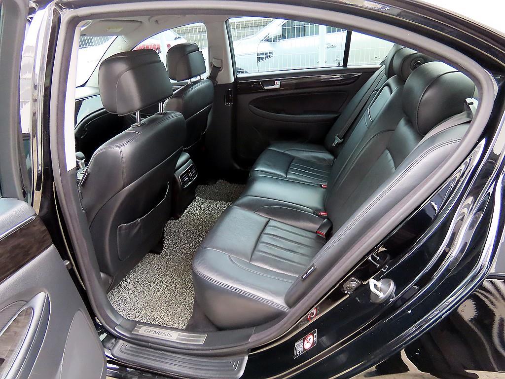 HYUNDAI Genesis - Vista 6