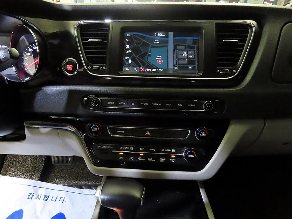KIA Carnival - Vista 11
