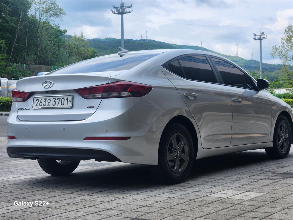 HYUNDAI Avante - Vista 2