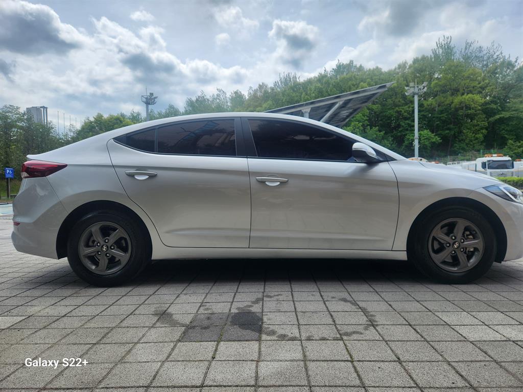 HYUNDAI Avante - Vista 5