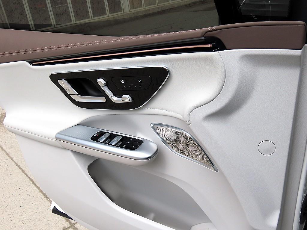 Mercedes Benz EQE - Vista 12