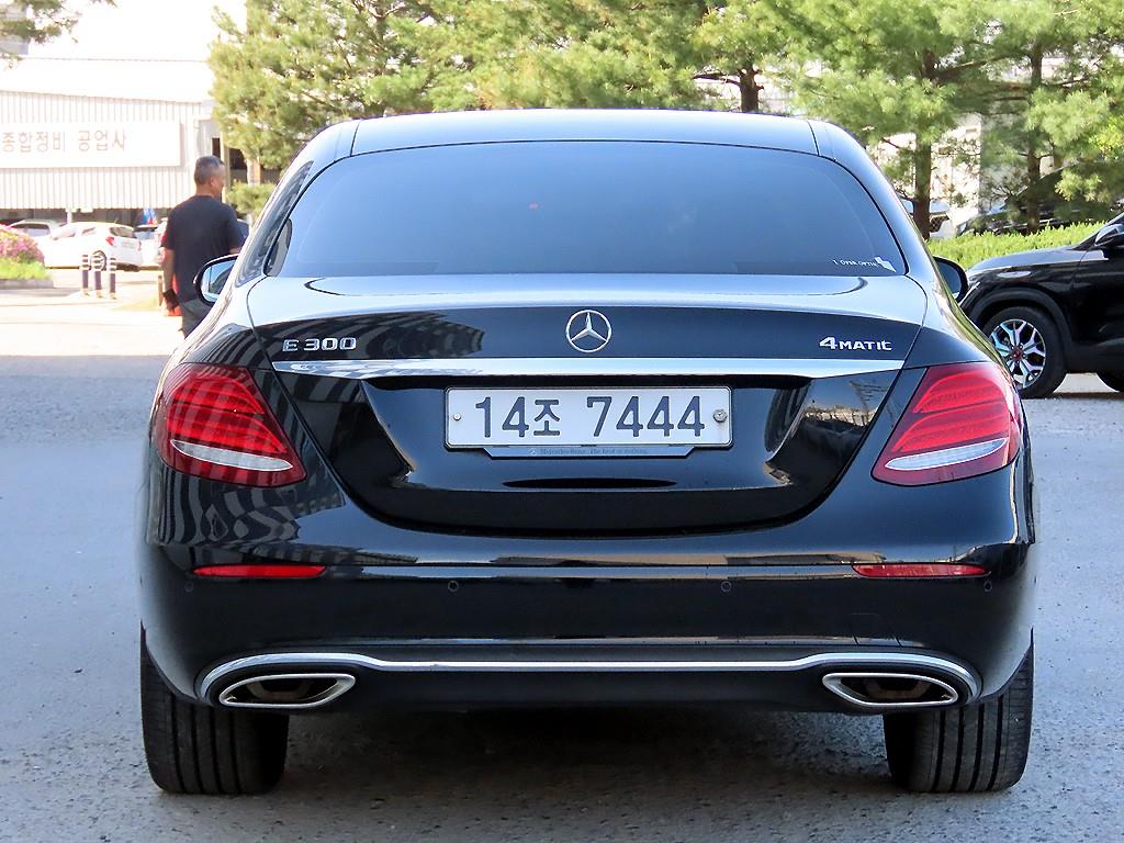 Mercedes Benz E class - Vista 4