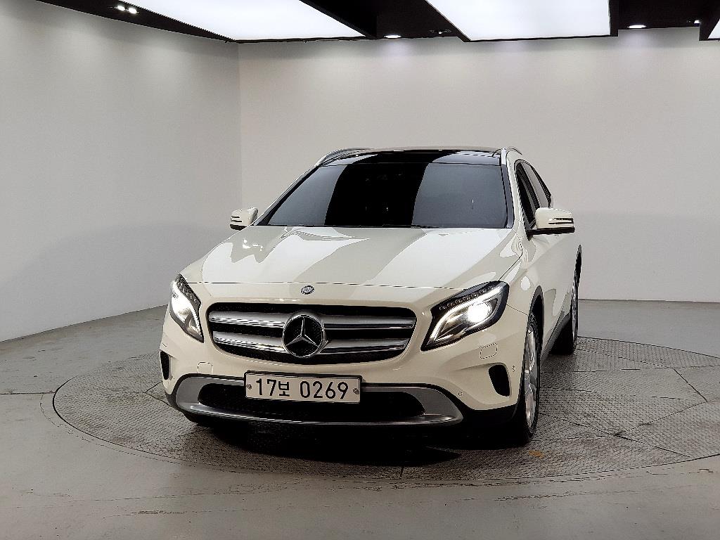 Mercedes Benz GLA Class - Vista 2