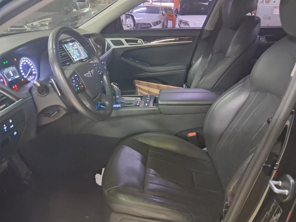 HYUNDAI Genesis - Vista 5