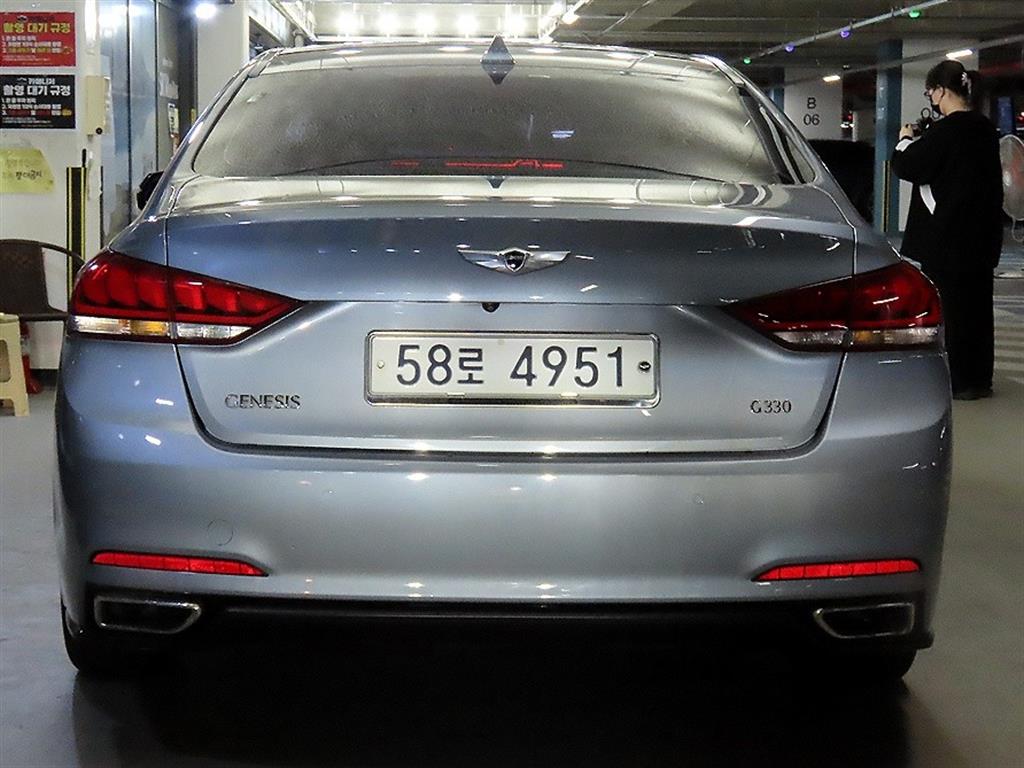 HYUNDAI Genesis - Vista 5