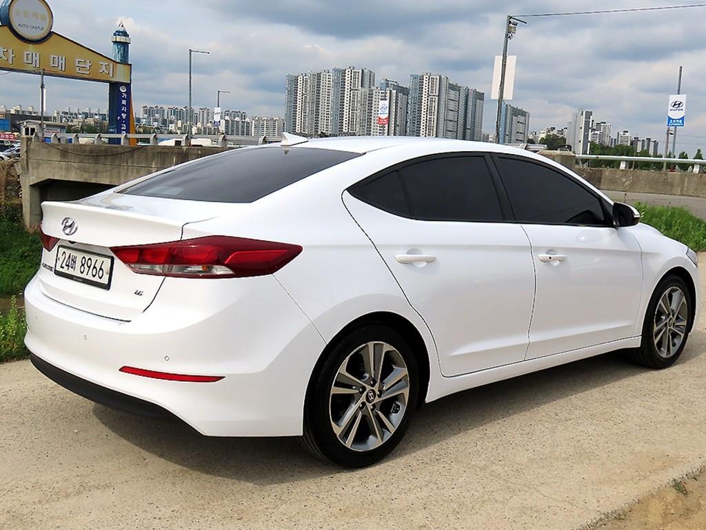HYUNDAI Avante - Vista 3