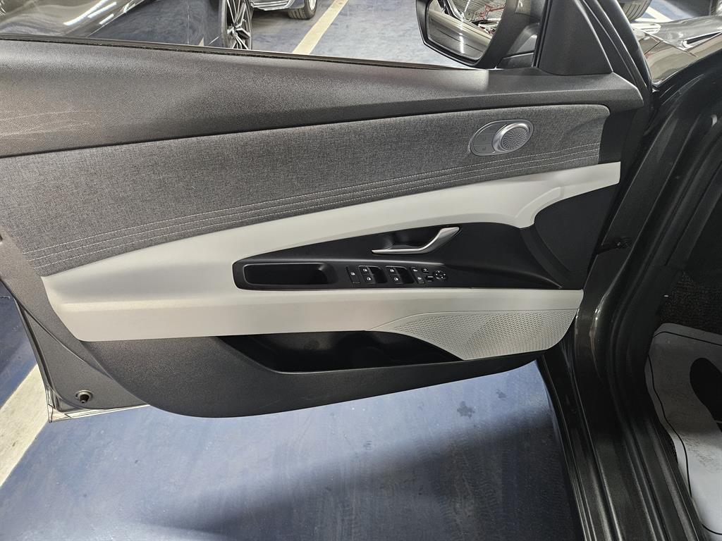 HYUNDAI Avante - Vista 10