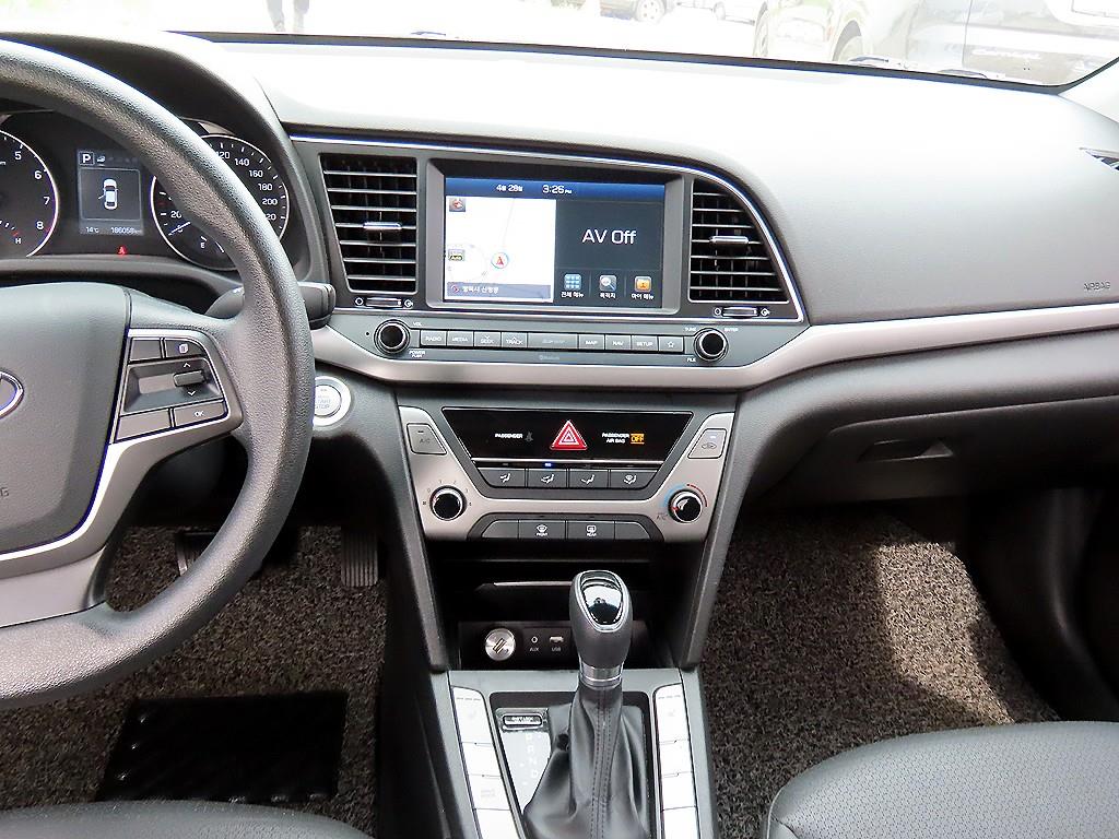 HYUNDAI Avante - Vista 9