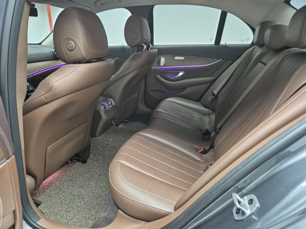 Mercedes Benz E class - Vista 12