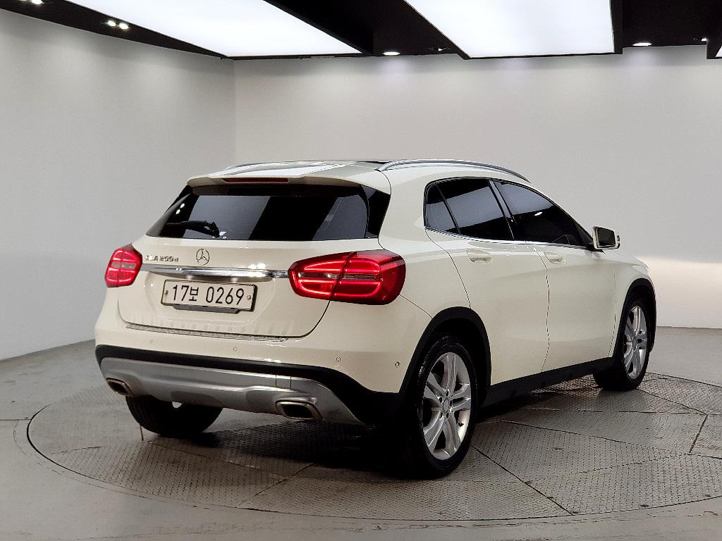 Mercedes Benz GLA Class - Vista 4