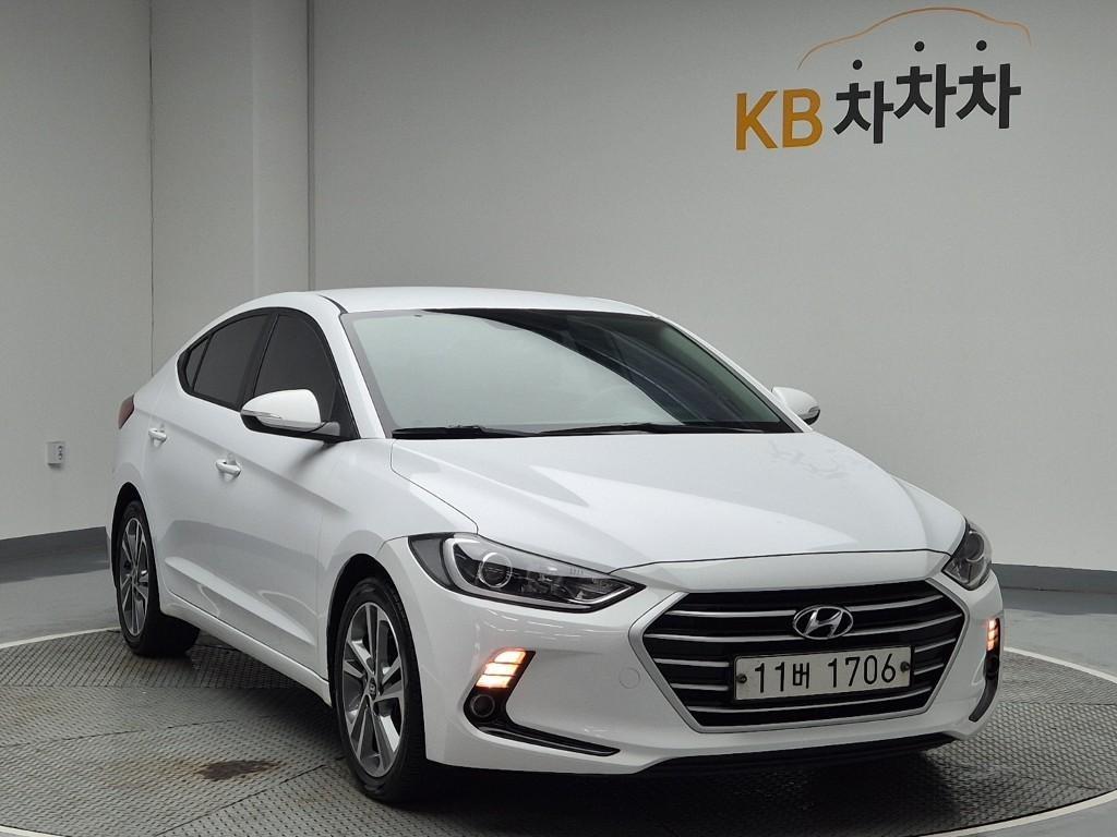 HYUNDAI Avante - Vista 3