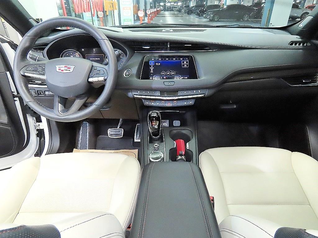 Cadillac XT4 - Vista 10