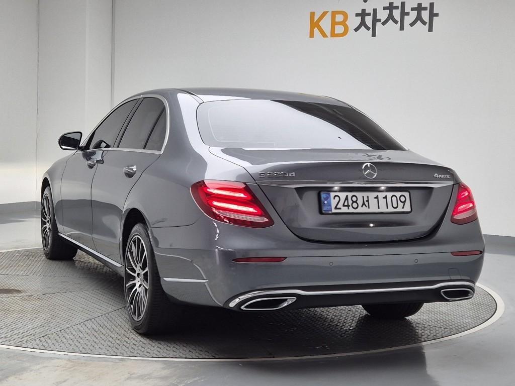 Mercedes Benz E class - Vista 4