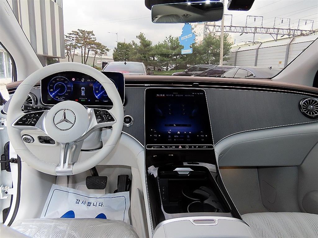 Mercedes Benz EQE - Vista 7