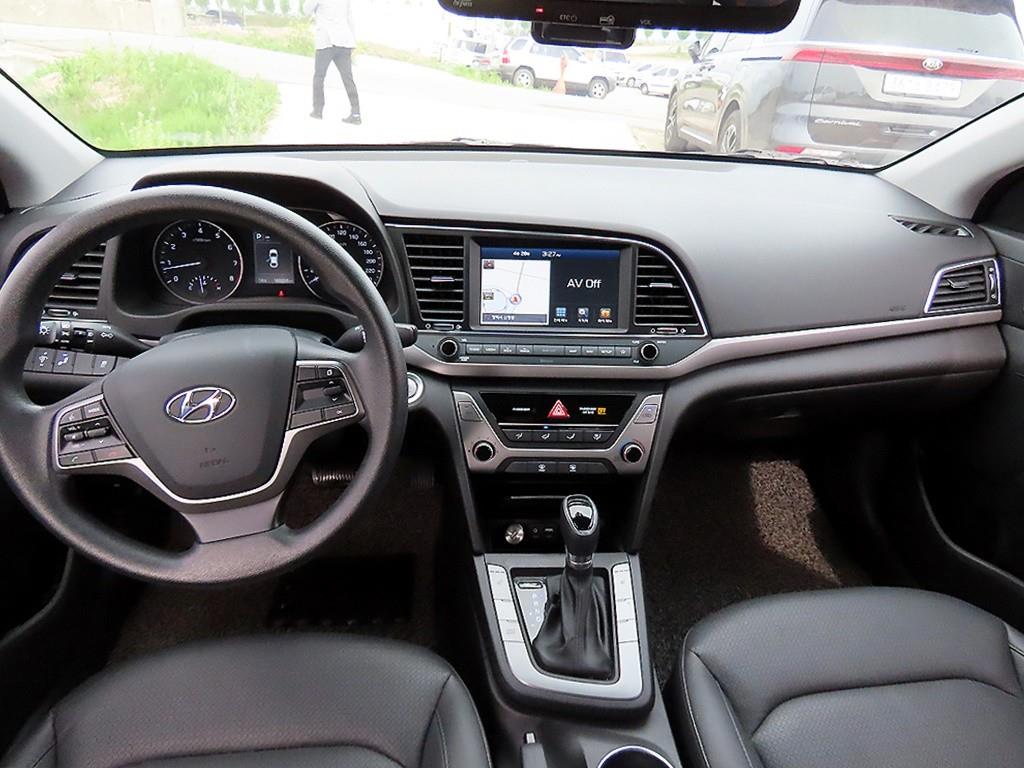 HYUNDAI Avante - Vista 10