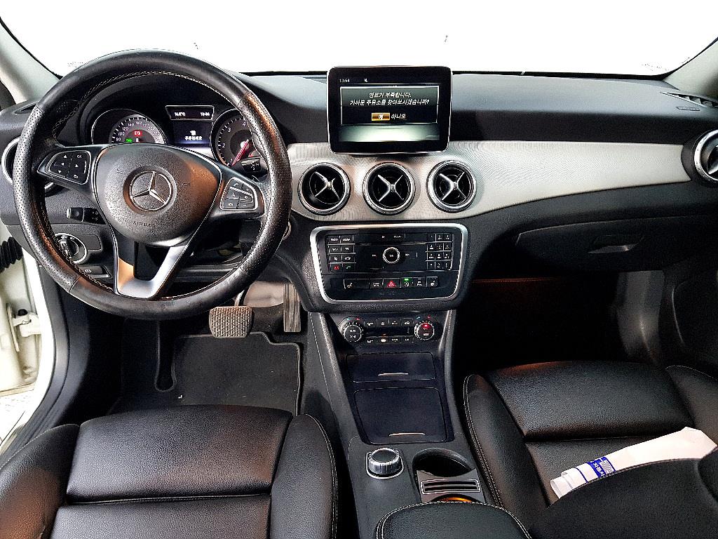 Mercedes Benz GLA Class - Vista 5