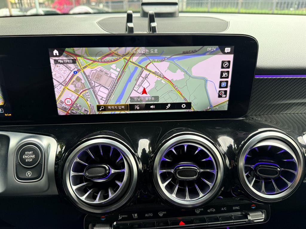 Mercedes Benz GLB Class - Vista 12