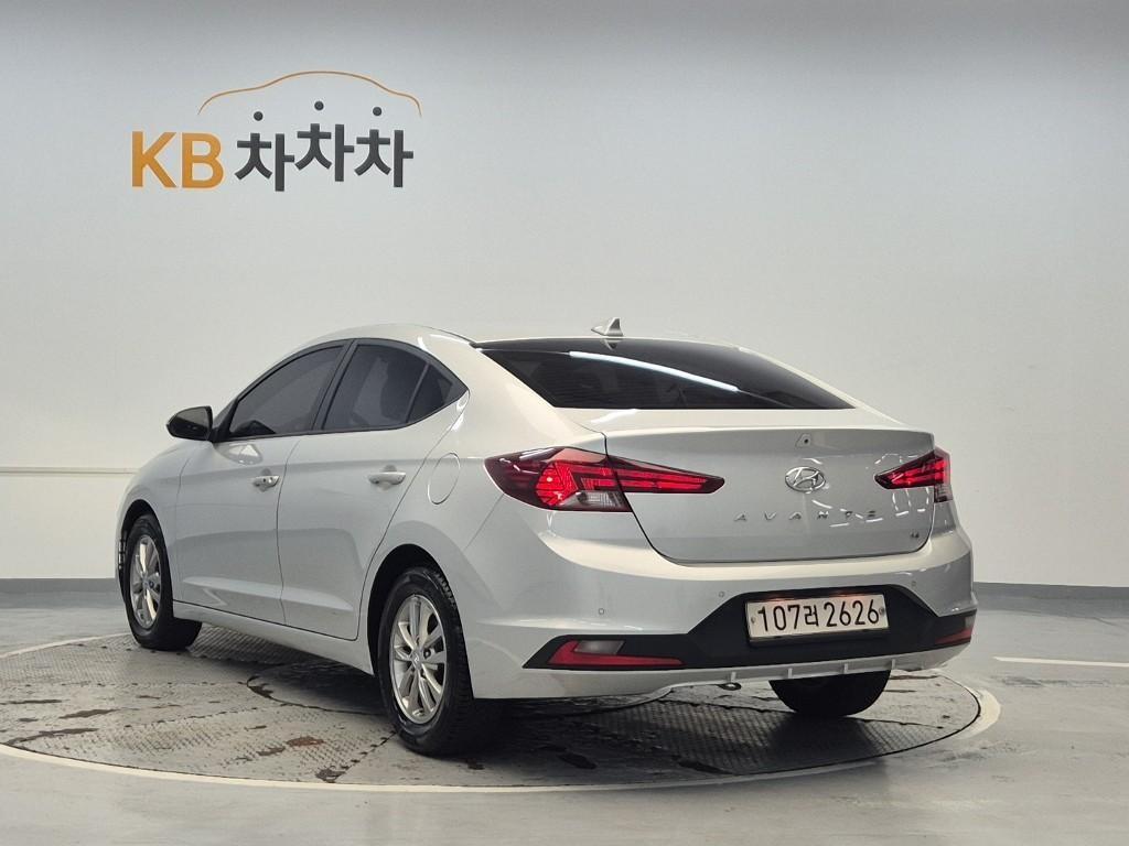 HYUNDAI Avante - Vista 2