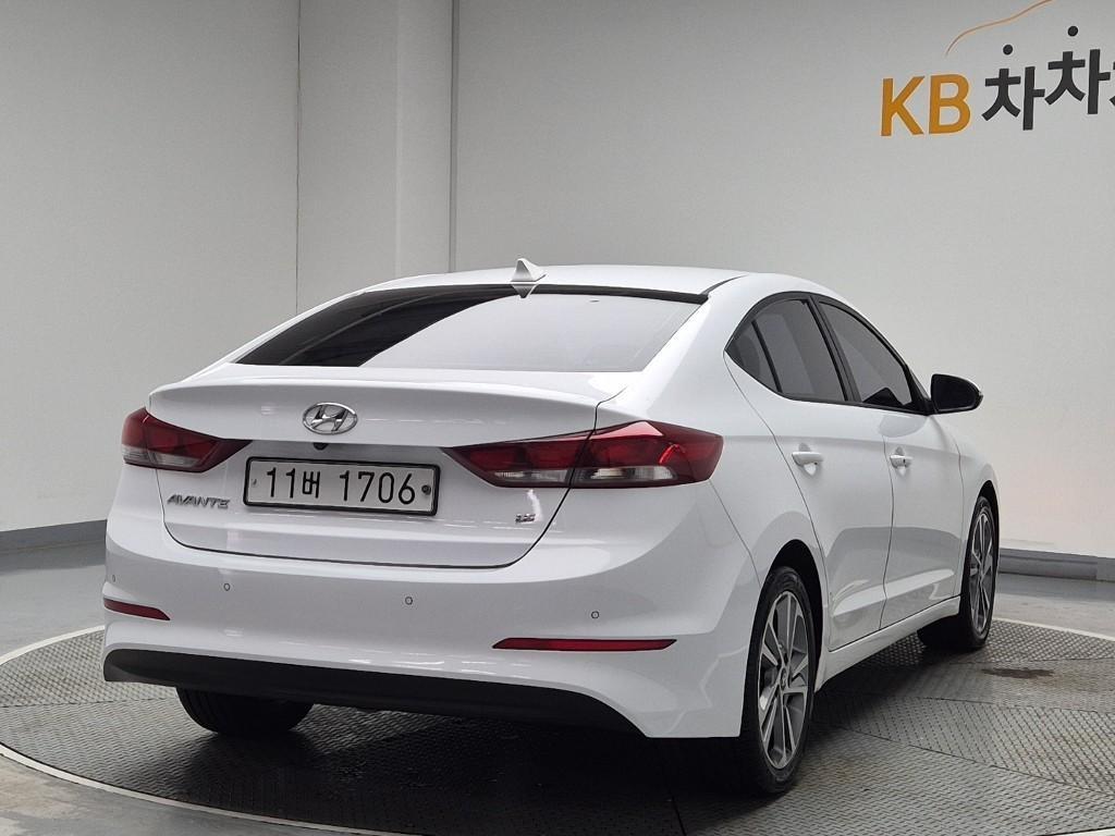HYUNDAI Avante - Vista 2