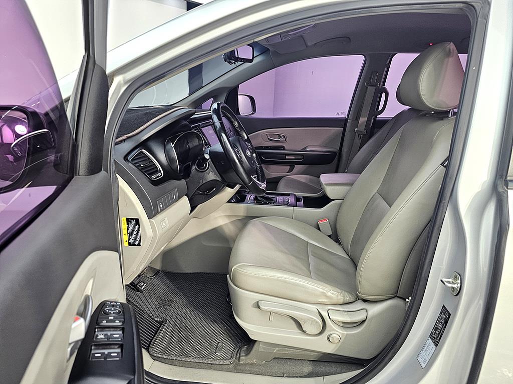 KIA Carnival - Vista 8