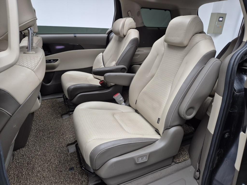 KIA Carnival - Vista 12