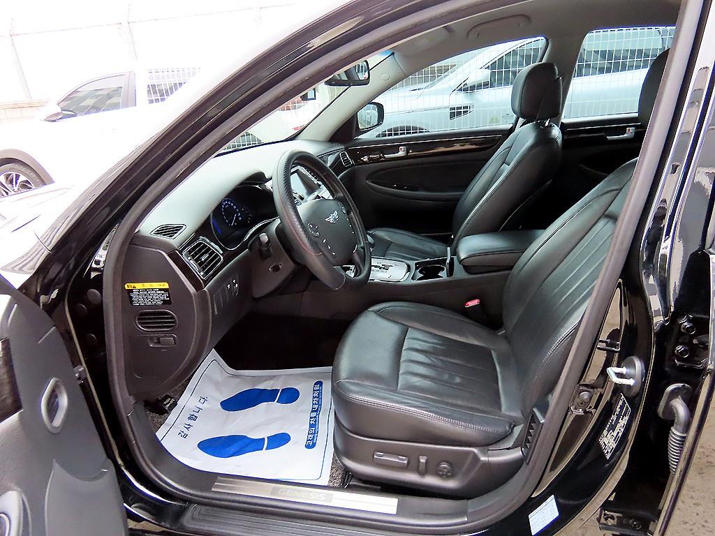 HYUNDAI Genesis - Vista 5