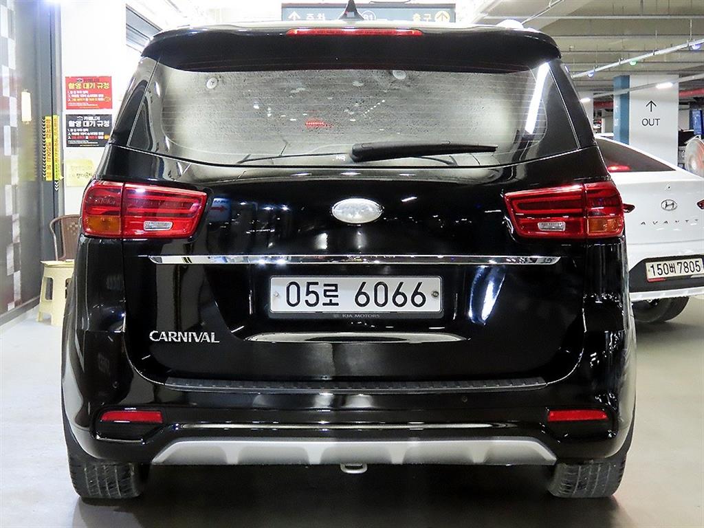 KIA Carnival - Vista 5