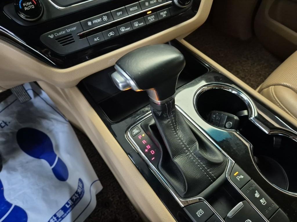 KIA Carnival - Vista 11