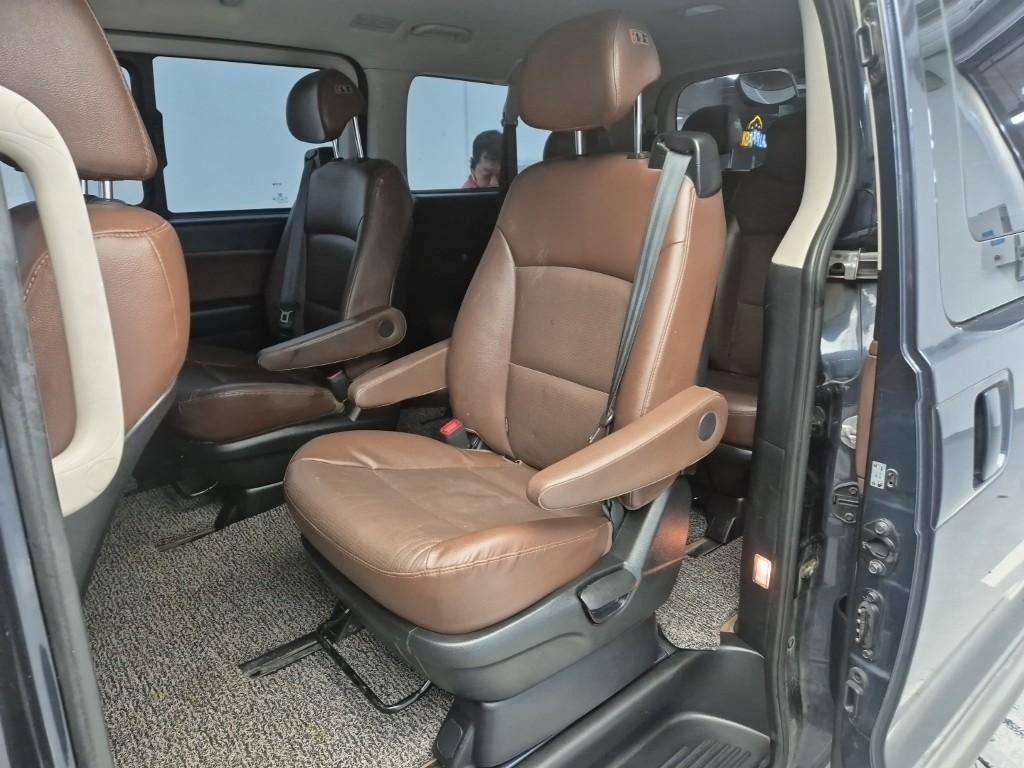 HYUNDAI Starex - Vista 12