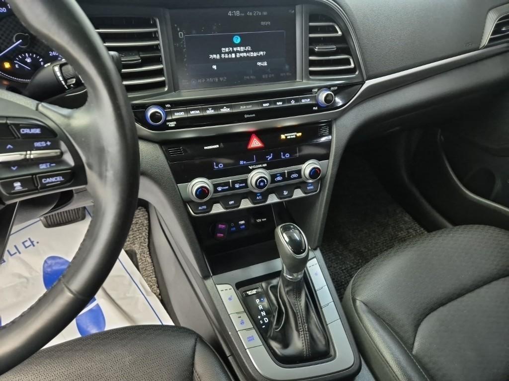 HYUNDAI Avante - Vista 10